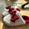 🎀 Kuschelige Plüsch Hausschuhe mit Schleife – Weiß/Bordeaux – Gr. 37/38 🎀