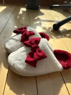 🎀 Kuschelige Plüsch Hausschuhe mit Schleife – Weiß/Bordeaux – Gr. 37/38 🎀