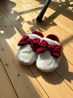 🎀 Kuschelige Plüsch Hausschuhe mit Schleife – Weiß/Bordeaux – Gr. 37/38 🎀