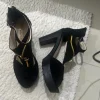Absatzschuhe mit Golddetails