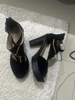 Absatzschuhe mit Golddetails