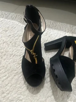Absatzschuhe mit Golddetails