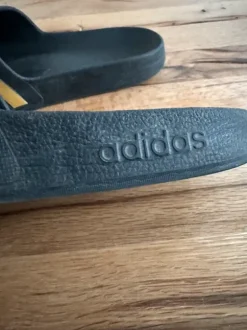 adidas Adilette Aqua badslippers – Zwart/Goud – Maat 8Y (Mt 42)