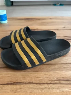 adidas Adilette Aqua badslippers – Zwart/Goud – Maat 8Y (Mt 42)