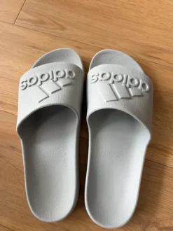 Adidas Adiletten Gr.44 grau