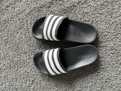 Adidas badslippers zwart met witte strepen