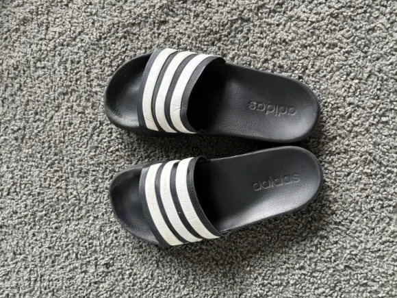 Adidas badslippers zwart met witte strepen