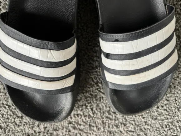 Adidas badslippers zwart met witte strepen