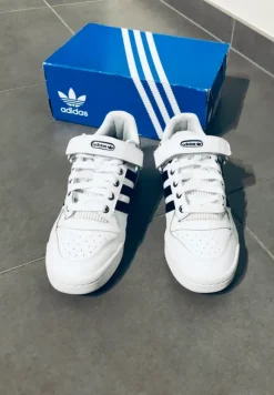 Adidas forum black stripes wit rood logo