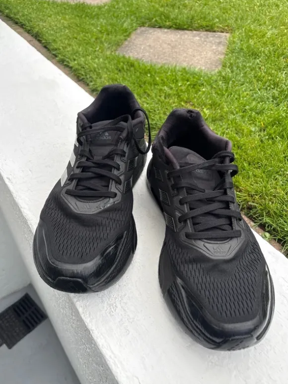 Adidas schwarzer Freizeitschuh