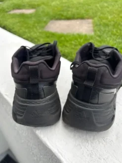 Adidas schwarzer Freizeitschuh