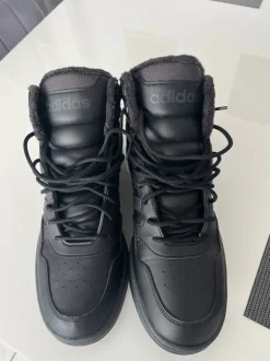 Adidas Sneaker mit Fell