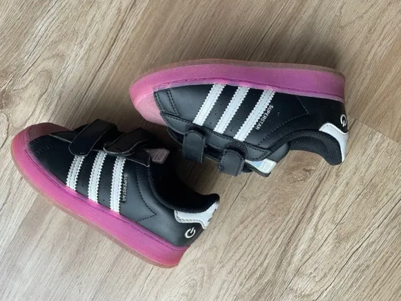 Adidas Sneaker mit Licht