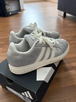 Adidas Sneaker Turnschuhe grau/weiss Gr: 33 1/2