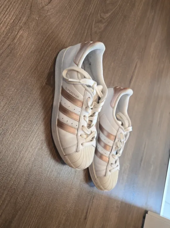 Adidas Superstars - 39 1/3