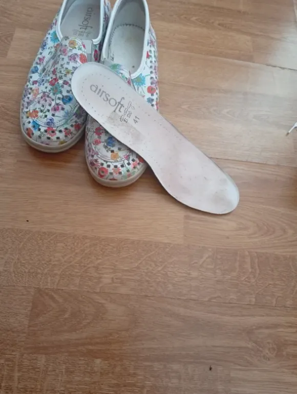 Airsoft Slipper / Halbschuhe Gr. 41 – Weiß mit buntem Blumenmuster & Cut-Outs