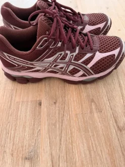 Asics burgundy maat 40