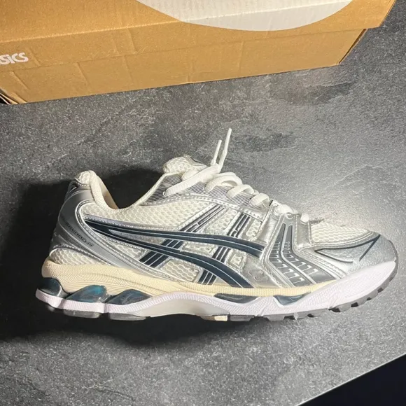 ASICS Gel Kayano Größe 42
