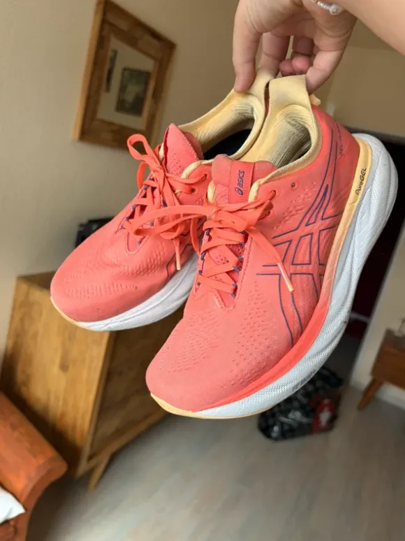 asics Gel-Nimbus 25 coral 39 top Zustand