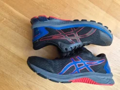 Asics GT-1000, schwarz mit blau/rot, Top- Zustand