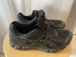 Asics GT-2000 schwarz-dunkelgrau Gr. 42,5