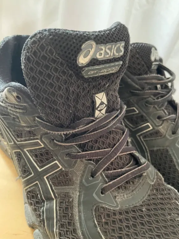 Asics GT-2000 schwarz-dunkelgrau Gr. 42,5