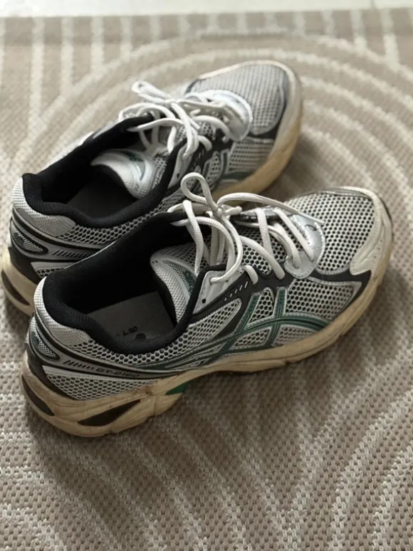 ASICS SportStyle GT-2160 Sneaker in Weiß und Jasper Green