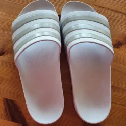 Badeschuhe weiß