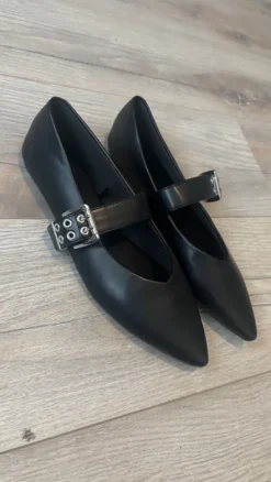 Balerina flats met punt en gesp
