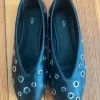 Ballerinas von COS mit Nieten, Gr. 39