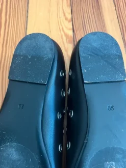 Ballerinas von COS mit Nieten, Gr. 39