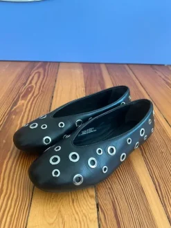 Ballerinas von COS mit Nieten, Gr. 39