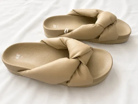 Beige gepolsterte H&M Slides / Sandalen Gr. 38