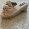 Beige Sandalen / Pantoletten mit Schleife von Deezee