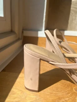 Beige Sandalen im Lacklook / Gr. 40 / H&M