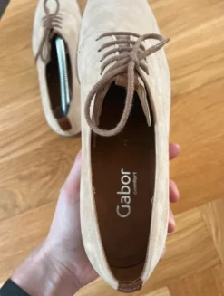 Beige Schnürschuhe aus Wildleder von Gabor