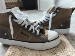 Bench Chucks Sneaker in Beige.
