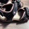 Bequeme Sandalen mit Klettverschluss und Sternen