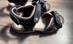 Bequeme Sandalen mit Klettverschluss und Sternen