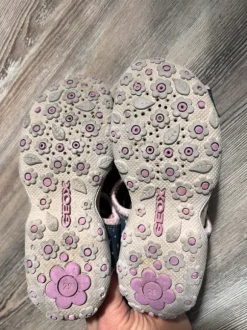 Bequeme Sandalen mit Klettverschluss und Sternen