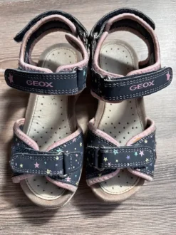 Bequeme Sandalen mit Klettverschluss und Sternen