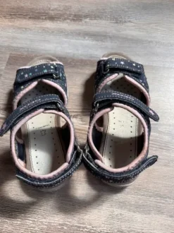 Bequeme Sandalen mit Klettverschluss und Sternen