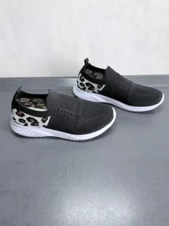 Bequeme Slipper Schwarz + Leo Muster Gr. 36