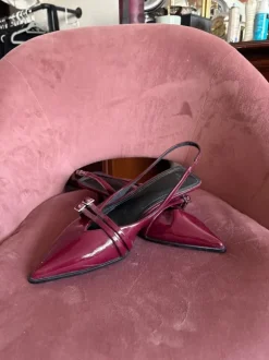 Bershka Slingback-Pumps / Kitten Heels in Weinrot (Lack-Optik)