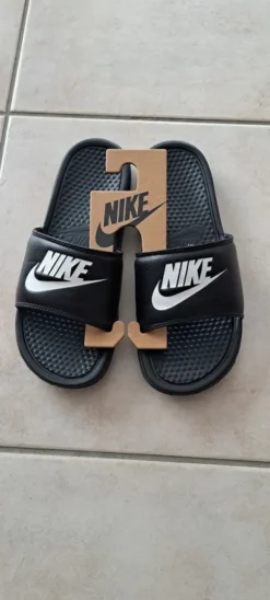 Biete Nike Pantoletten zum Verkauf an