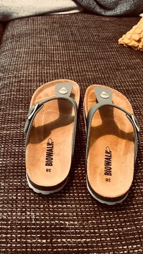 Biomek Zehentrenner/Sandalen – Größe 38 🩶