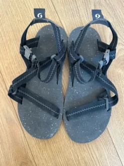 Black Source sandals size 42