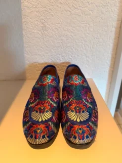 Blaue Loafer mit Muster