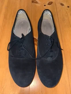 Blaue Schnürschuhe