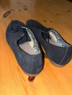 Blaue Schnürschuhe
